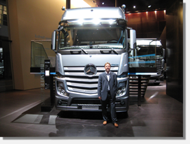 Andreas Link vor der Raumstudie des neuen Mercedes-Benz Actros