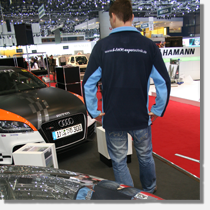Ein Mitarbeiter von Link Expotechnik beim Aufbau einer Automobilmesse